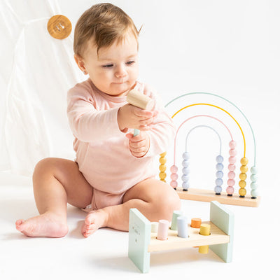 Banco de madera con martillo