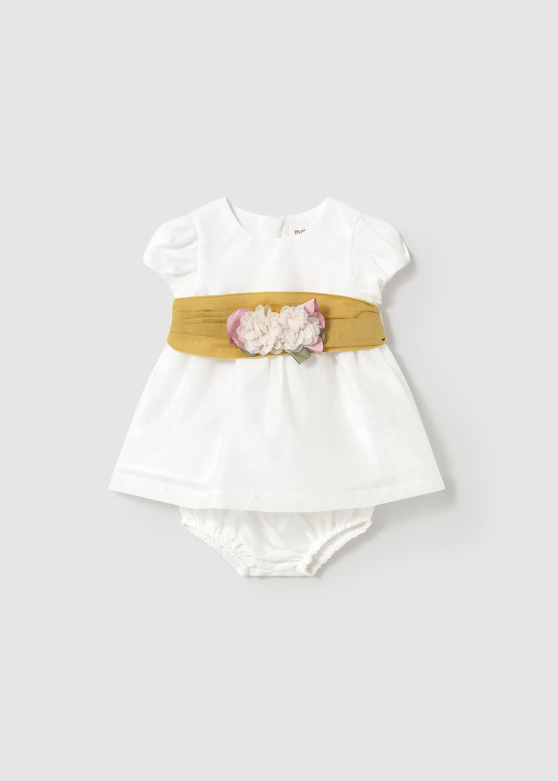 Vestido con cubrepañal y fajín recién nacida