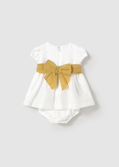 Vestido con cubrepañal y fajín recién nacida