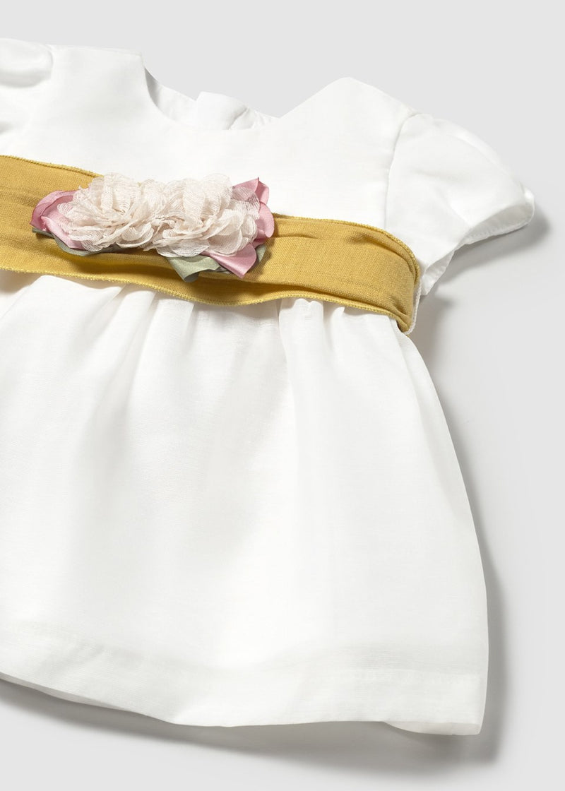 Vestido con cubrepañal y fajín recién nacida